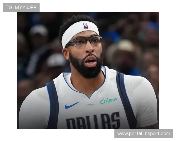 终场哨响戴维斯抬头看计分板，独行侠生涯倒计时引关注